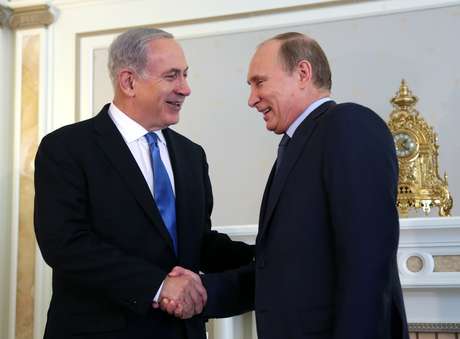 Netanyahu cumprimenta Putin (dir.) durante encontro em Sochi Netanyahu cumprimenta Putin (dir.) durante encontro em Sochi