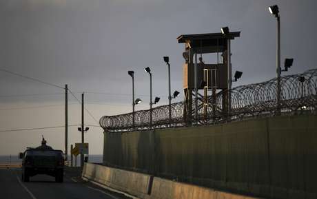 Imagem mostra veículo passando ao lado da prisão de Guantánamo em 30 de março de 2010 Imagem mostra veículo passando ao lado da prisão de Guantánamo em 30 de março de 2010