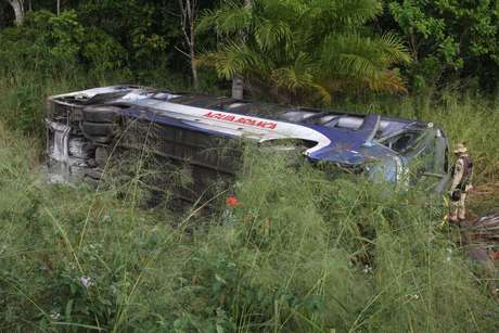 O ônibus saiu da pista e capotou na BR-101, no sul da Bahia <p>O ônibus saiu da pista e capotou na BR-101, no sul da Bahia</p>