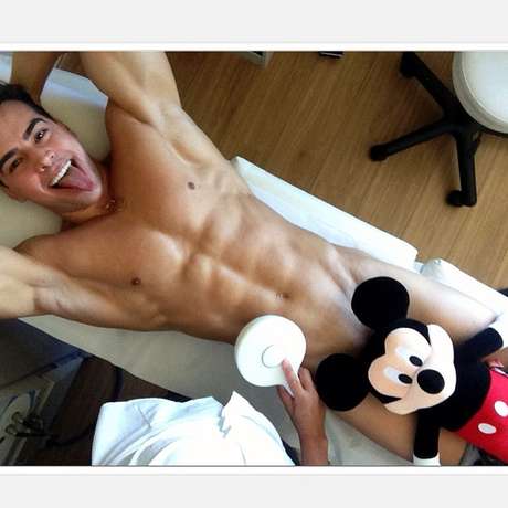 Facebook / Reprodução Vinicius Pin costuma postar fotos com um boneco do Mickey
