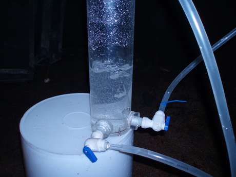 Água e gás que vertem da rocha são coletados por cientistas Água e gás que vertem da rocha são coletados por cientistas