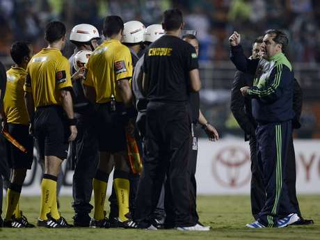Palmeirenses cercam o trio de arbitragem, que teve atuação polêmica Palmeirenses cercam o trio de arbitragem, que teve atuação polêmica