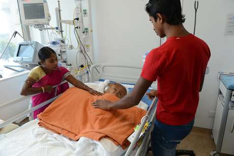 Imagem divulgada nesta quarta-feira mostra a menina ao lado dos pais após passar pela cirurgia Imagem divulgada nesta quarta-feira mostra a menina ao lado dos pais após passar pela cirurgia