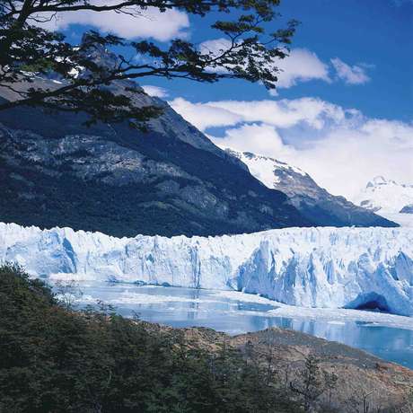 No caminho, após passar pela cidade de Esquel, outro ponto imperdível, que atrai turistas do mundo inteiro. Trata-se do impressionante Glaciar Perito Moreno, com sua grande camada de gelo que cria um visual estonteante <p>No caminho, após passar pela cidade de Esquel, outro ponto imperdível, que atrai turistas do mundo inteiro. Trata-se do impressionante Glaciar Perito Moreno, com sua grande camada de gelo que cria um visual estonteante</p>