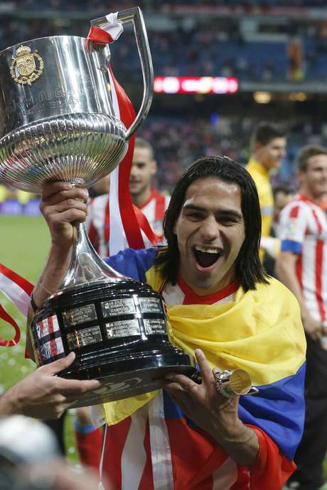 Falcao García faz festa com a taça da Copa do Rei e a bandeira da Colômbia Falcao García faz festa com a taça da Copa do Rei e a bandeira da Colômbia