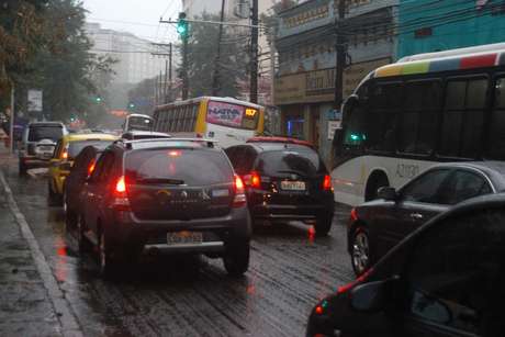 Chuva forte fecha Aeroporto Santos Dumont e complica trânsito no Rio de Janeiro nesta sexta-feira Chuva forte fecha Aeroporto Santos Dumont e complica trânsito no Rio de Janeiro nesta sexta-feira