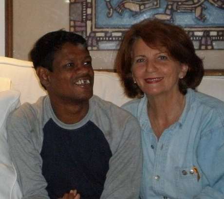 Sujit Kumar, o garoto-galinha, e Elizabeth Clayton, a australiana que o adotou Sujit Kumar, o garoto-galinha, e Elizabeth Clayton, a australiana que o adotou