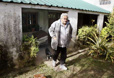Presidente do Uruguai, José Mujica, na chácara onde mora, perto de Montevidéu, ao lado da famosa cadela de três patas chamada Manuela <p>Presidente do Uruguai, José Mujica, na chácara onde mora, perto de Montevidéu, ao lado da famosa cadela de três patas chamada Manuela</p>