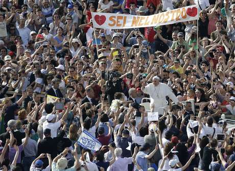 Cerca de 200 mil membros de movimentos religiosos se reuniram para ouvir o Papa Francisco neste domingo para um encontro de Pentecostes organizado pelo ministério para a Nova Evangelização <p>Cerca de 200 mil membros de movimentos religiosos se reuniram para ouvir o Papa Francisco neste domingo para um encontro de Pentecostes organizado pelo ministério para a Nova Evangelização</p>