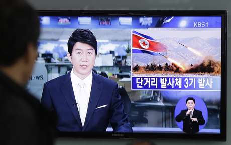 Imagem mostra uma TV sul-coreana anunciando o teste militar realizado pelo Norte Imagem mostra uma TV sul-coreana anunciando o teste militar realizado pelo Norte