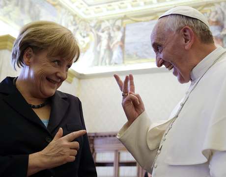 Merkel e Francisco trocaram figurinhas durante a visita da chanceler ao Vaticano Merkel e Francisco trocaram figurinhas durante a visita da chanceler ao Vaticano