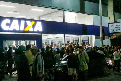 Em Nova Iguaçu (RJ), os beneficiários também se deslocaram ao banco Em Nova Iguaçu (RJ), os beneficiários também se deslocaram ao banco