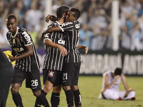 Mesmo em plena Vila Belmiro, Corinthians pôs fim ao sonho do tetra santista <p>Mesmo em plena Vila Belmiro, Corinthians pôs fim ao sonho do tetra santista</p>