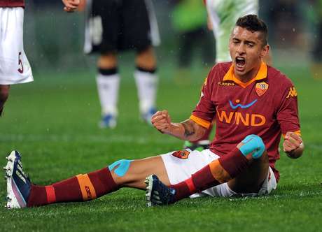 Zagueiro Marquinhos estaria na lista de reforços do Barcelona, do Manchester United e do PSG <p>Zagueiro Marquinhos estaria na lista de reforços do Barcelona, do Manchester United e do PSG</p>