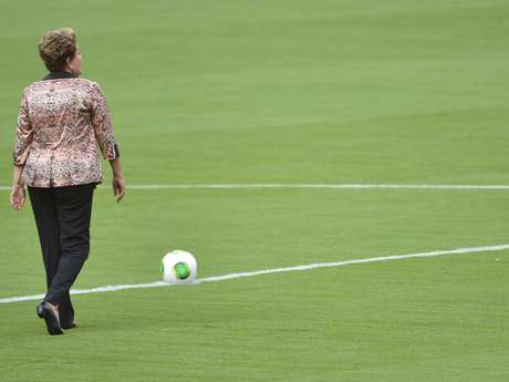 Dilma vem participando das inaugurações dos estádios que receberão a Copa do Mundo de 2014 Dilma vem participando das inaugurações dos estádios que receberão a Copa do Mundo de 2014