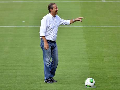 Eduardo Campos se prepara para bater pênalti contra Rebelo Eduardo Campos se prepara para bater pênalti contra Rebelo