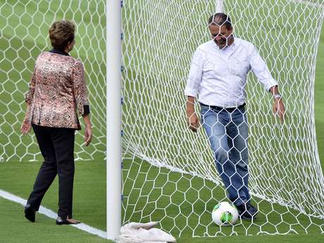 Dilma e Campos fizeram tabelinha que terminou em gol Dilma e Campos fizeram tabelinha que terminou em gol
