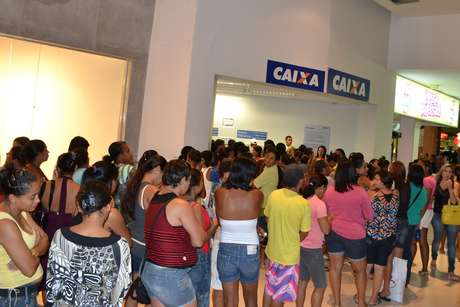 Boato sobre fim do Bolsa Família gerou filas na Caixa Econômica Federal no município de Itabuna (BA) na madrugada de segunda-feira <p>Boato sobre fim do Bolsa Família gerou filas na Caixa Econômica Federal no município de Itabuna (BA) na madrugada de segunda-feira</p>