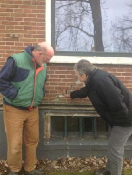 Klaas Koster e Jannette Schoorl mostram a rachadura na parede de sua casa em Middelstum Klaas Koster e Jannette Schoorl mostram a rachadura na parede de sua casa em Middelstum