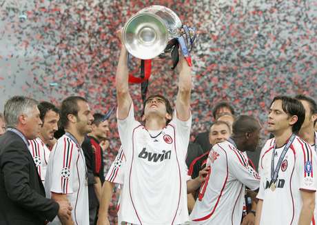 Kaká levanta troféu da Liga dos Campeões de 2007 Kaká levanta troféu da Liga dos Campeões de 2007