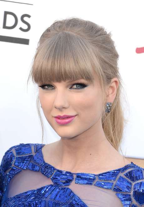 A cantora Taylor Swift foi a grande vencedora dos prêmios Billboard 2013, neste domingo (19), depois de ganhar oito prêmios na cerimônia realizada em Las Vegas. Swift foi nomeada melhor artista do ano, dominou no gênero de música country e seu disco, Red A cantora Taylor Swift foi a grande vencedora dos prêmios Billboard 2013, neste domingo (19), depois de ganhar oito prêmios na cerimônia realizada em Las Vegas. Swift foi nomeada melhor artista do ano, dominou no gênero de música country e seu disco, Red