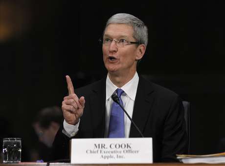 O CEO da Apple, Tim Cook, presta depoimento no Senado, após relatório acusar a empresa de deixar de pegar bilhões em impostos O CEO da Apple, Tim Cook, presta depoimento no Senado, após relatório acusar a empresa de deixar de pegar bilhões em impostos