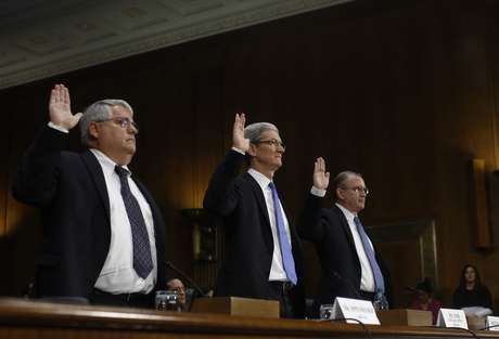 O CFO da Apple, Peter Oppenheimer, o CEO Tim Cook e o chefe de ioperações de impostos Philip Bullock fazem juramento antes de depôr no Senado dos EUA O CFO da Apple, Peter Oppenheimer, o CEO Tim Cook e o chefe de ioperações de impostos Philip Bullock fazem juramento antes de depôr no Senado dos EUA
