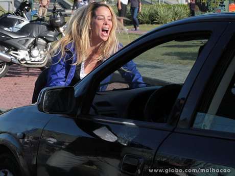 Escalada para a nova novela global das 21h, Amor &agrave; Vida, Danielle Winits deixar&aacute; o elenco de Malha&ccedil;&atilde;o nos pr&oacute;ximos dias. A despedida de sua personagem, Marcela, ser&aacute; dram&aacute;tica e dar&aacute; uma reviravolta na trama. Isso porque ela morrer&aacute; atropelada ao tentar impedir o sequestro da enteada Lia (Alice Wegmann)