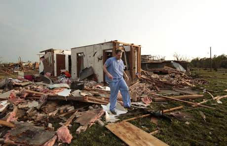 Nathan Ulepich observa os destroços de sua casa em Moore Nathan Ulepich observa os destroços de sua casa em Moore