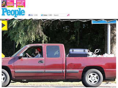 Robert Pattinson foi fotogtrafado saindo com o carro carregado de malas e outros objetos pessoais da casa de Kristen Stewart, em Los Angeles <p>Robert Pattinson foi fotogtrafado saindo com o carro carregado de malas e outros objetos pessoais da casa de Kristen Stewart, em Los Angeles</p>