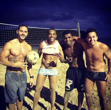 Robinho está em Santos desde o início desta semana, onde já postou fotos em uma academia e jogando futevôlei com os amigos <p>Robinho está em Santos desde o início desta semana, onde já postou fotos em uma academia e jogando futevôlei com os amigos</p>