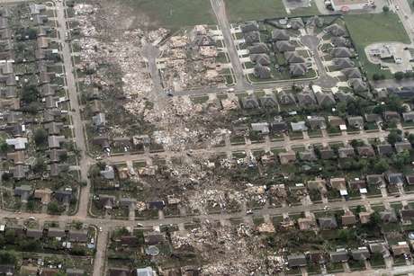 Imagem mostra o rastro do tornado em bairro de Moore Imagem mostra o rastro do tornado em bairro de Moore