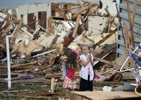 20 de maio - Duas meninas são fotografadas em meio aos destroços de casa em Moore, Oklahoma 20 de maio - Duas meninas são fotografadas em meio aos destroços de casa em Moore, Oklahoma