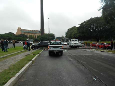 Queda de poste deixou a avenida Beira-Rio bloqueada durante grande parte da última segunda-feira em Porto Alegre <p>Queda de poste deixou a avenida Beira-Rio bloqueada durante grande parte da última segunda-feira em Porto Alegre</p>