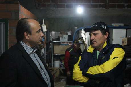 Promotor Mauro Rockenbach (E) conversa com Adelar Roque Signol, um dos presos <p>Promotor Mauro Rockenbach (E) conversa com Adelar Roque Signol, um dos presos</p>