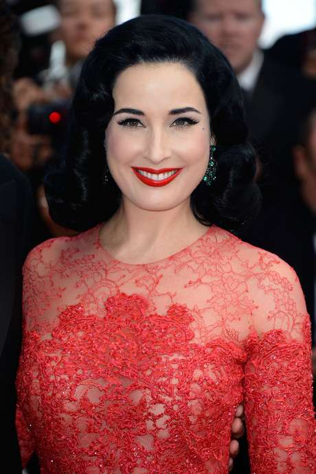 Dita Von Teese optou por um cabelo à moda antiga Dita Von Teese optou por um cabelo à moda antiga