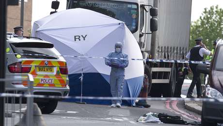 Perito é fotografado de tenda montada no local em que o homem foi assassinado Perito é fotografado de tenda montada no local em que o homem foi assassinado