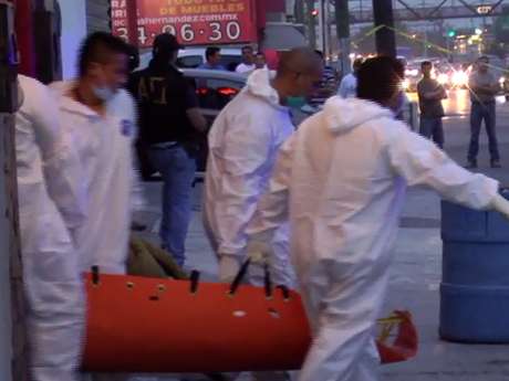 Archivo Terra <p>Personal del Servicio Médico Forense trasladó el cuerpo para su identificación.</p>