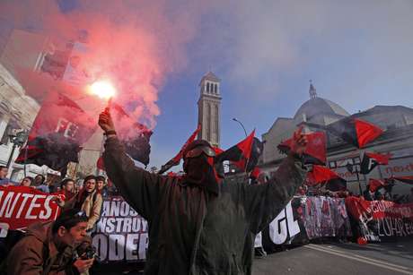 Jovem encapuzado comanda protesto anarquista contra o Congresso chileno em Valparaíso, na terça-feira Jovem encapuzado comanda protesto anarquista contra o Congresso chileno em Valparaíso, na terça-feira