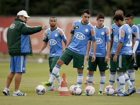 Kleina deve reduzir elenco do Palmeiras para o segundo semestre <p>Kleina deve reduzir elenco do Palmeiras para o segundo semestre</p>