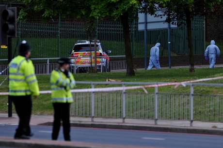 Um homem morreu e outras duas pessoas ficaram feridas em um ataque com um machete (tipo de facão) na região sudeste de Londres Um homem morreu e outras duas pessoas ficaram feridas em um ataque com um machete (tipo de facão) na região sudeste de Londres