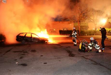 Bombeiros controlam incêndio em carro nas ruas de Estocolmo Bombeiros controlam incêndio em carro nas ruas de Estocolmo