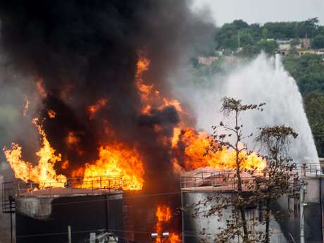 Incêndio se alastrou pelas ruas de Duque de Caxias Incêndio se alastrou pelas ruas de Duque de Caxias