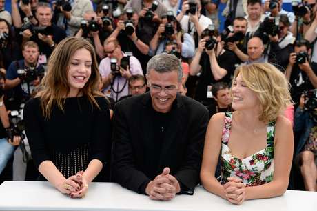 Getty Images <p>Adèle Exarchopoulos (izq), el director Abdellatif Kechiche y Lea Seydoux (der) en la photocall de "La vie d'Adèle".</p>