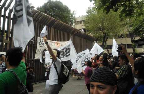 Reforma Los simpatizantes de #YoSoy132 colocaron pancartas frente a la sede nacional del PRI en el que repudiaron al instituto político.