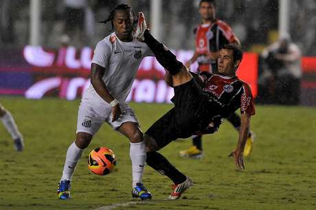 Arouca está com dificuldades para renovar com Santos <p>Arouca está com dificuldades para renovar com Santos</p>