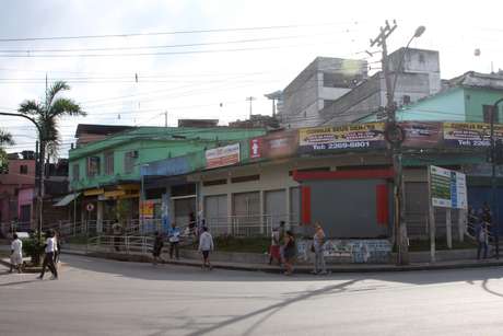 Diversos estabelecimentos comerciais amanheceram fechados nesta quinta-feira no Complexo do Alemão Diversos estabelecimentos comerciais amanheceram fechados nesta quinta-feira no Complexo do Alemão