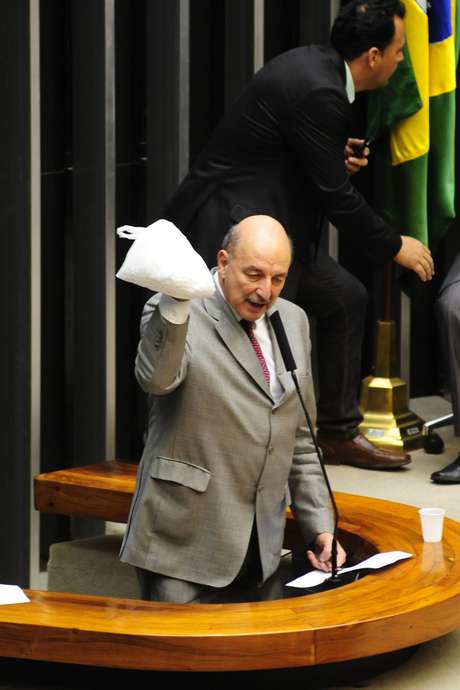 Osmar Terra na discussão em Plenário sobre o PL 7663/2010, que trata do Sistema Nacional de Políticas sobre Drogas <p>Osmar Terra na discussão em Plenário sobre o PL 7663/2010, que trata do Sistema Nacional de Políticas sobre Drogas</p>