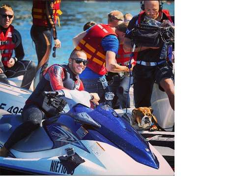 Imagem mostra passeio de Hamilton de jet ski em Mônaco ao lado do cachorro Roscoe Imagem mostra passeio de Hamilton de jet ski em Mônaco ao lado do cachorro Roscoe