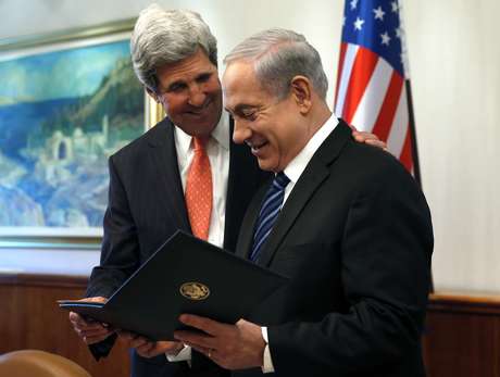Kerry dá um presente ao premiê israelense, Benjamin Netanyahu (dir.), durante encontro em Jerusalém Kerry dá um presente ao premiê israelense, Benjamin Netanyahu (dir.), durante encontro em Jerusalém